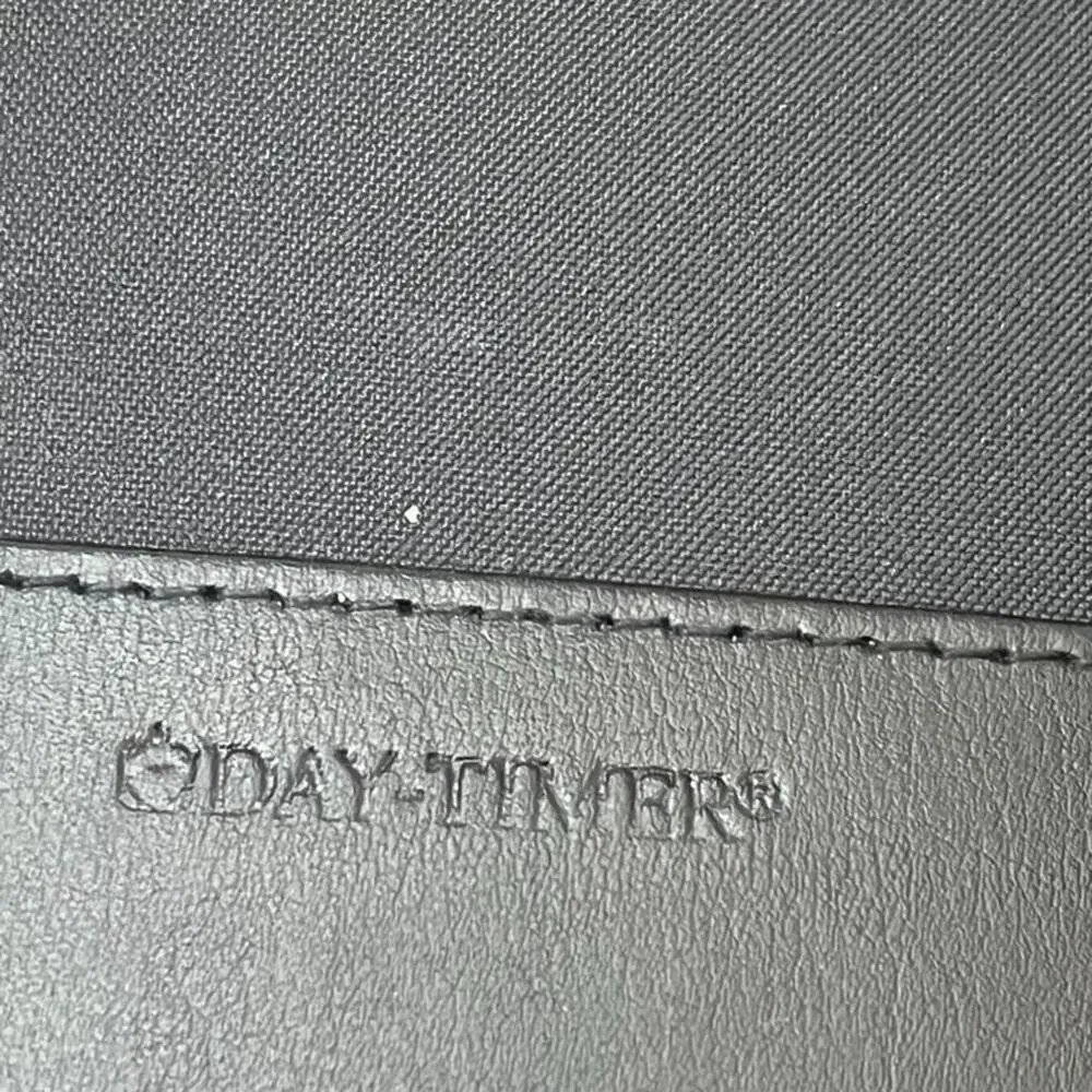 Day Timer Organizer Black Binder Zip-Around 8.5